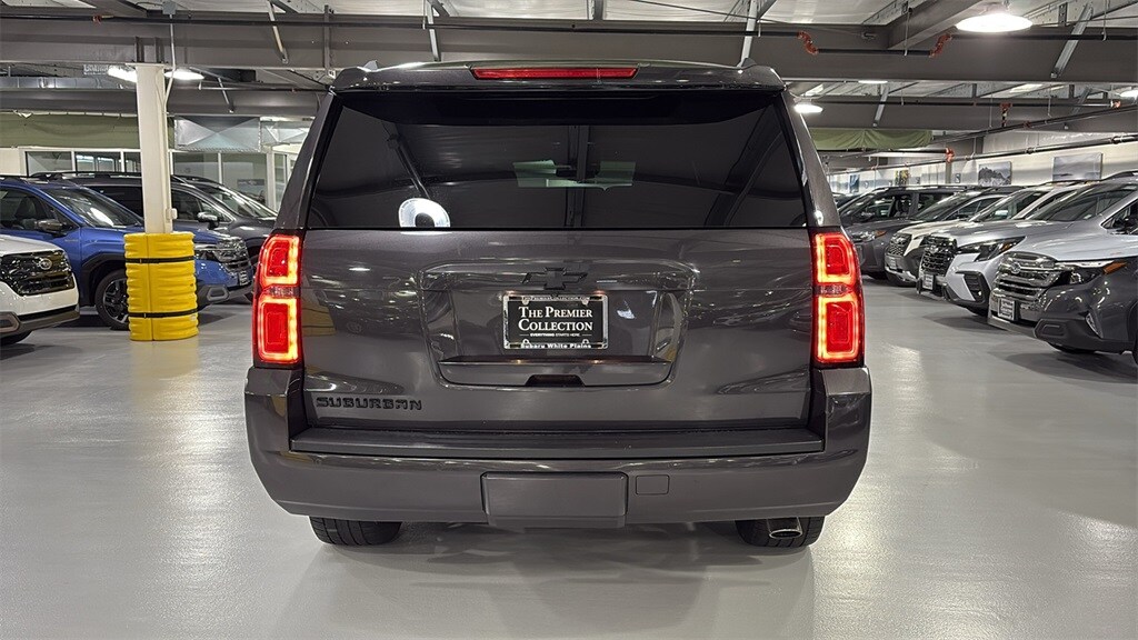 2017 Chevrolet Suburban LT photo 3