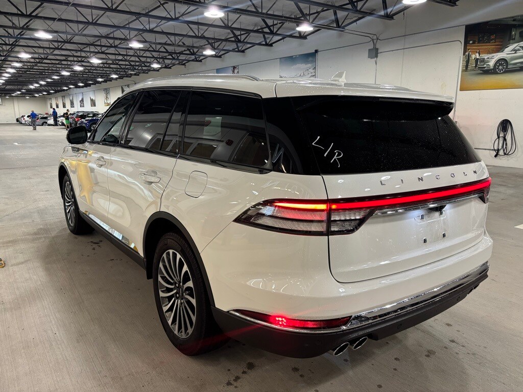 2022 Lincoln Aviator Standard photo 3
