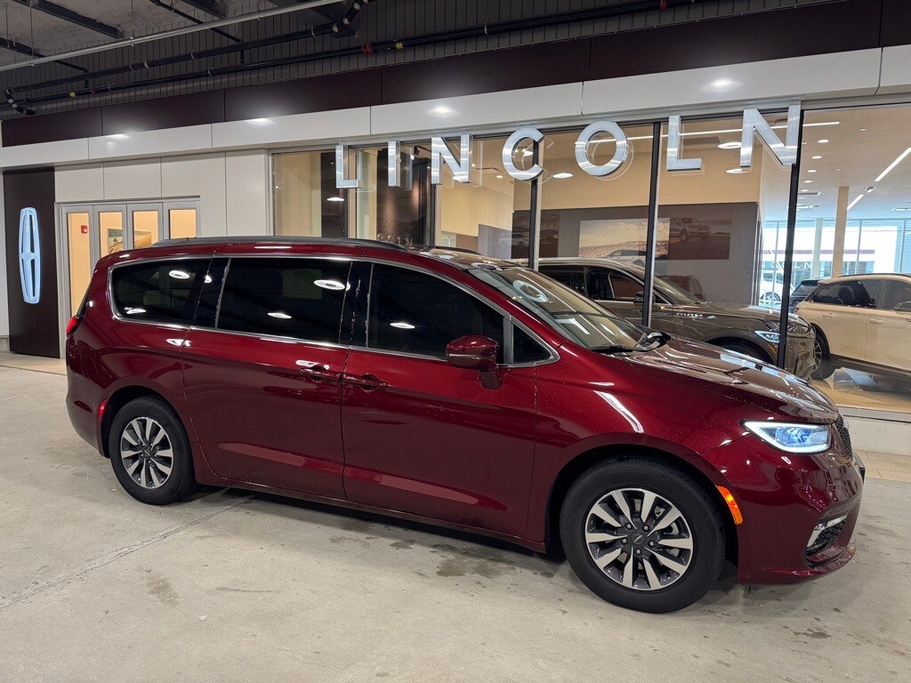 2022 Chrysler Pacifica Hybrid Touring L photo 2
