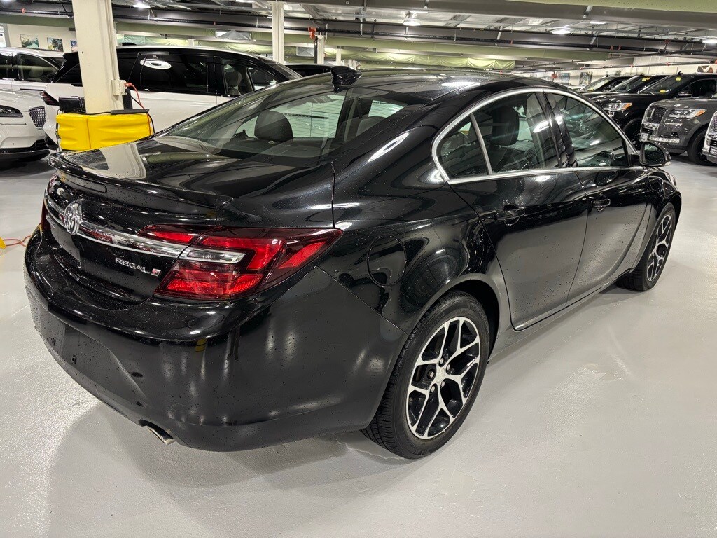 2017 Buick Regal Sport Touring photo 3