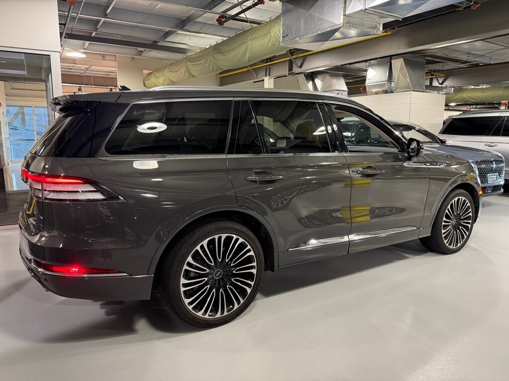 2024 Lincoln Aviator Black Label photo 2