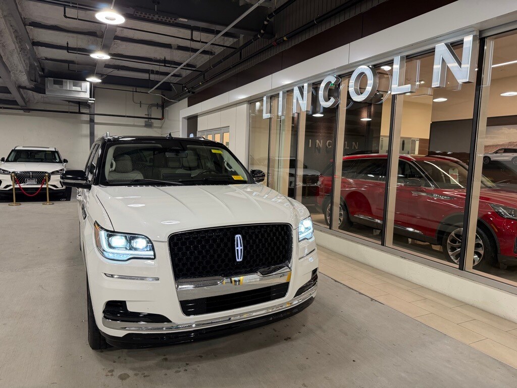 2022 Lincoln Navigator Black Label photo 2