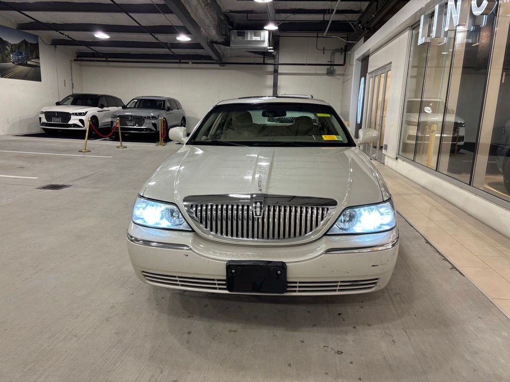 Used 2006 Lincoln Town Car Signature Limited with VIN 1LNHM82WX6Y621596 for sale in Elmsford, NY