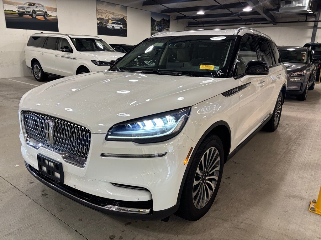 2022 Lincoln Aviator Standard photo 2