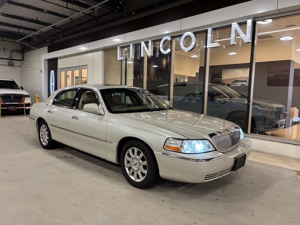 Used 2006 Lincoln Town Car Signature Sedan