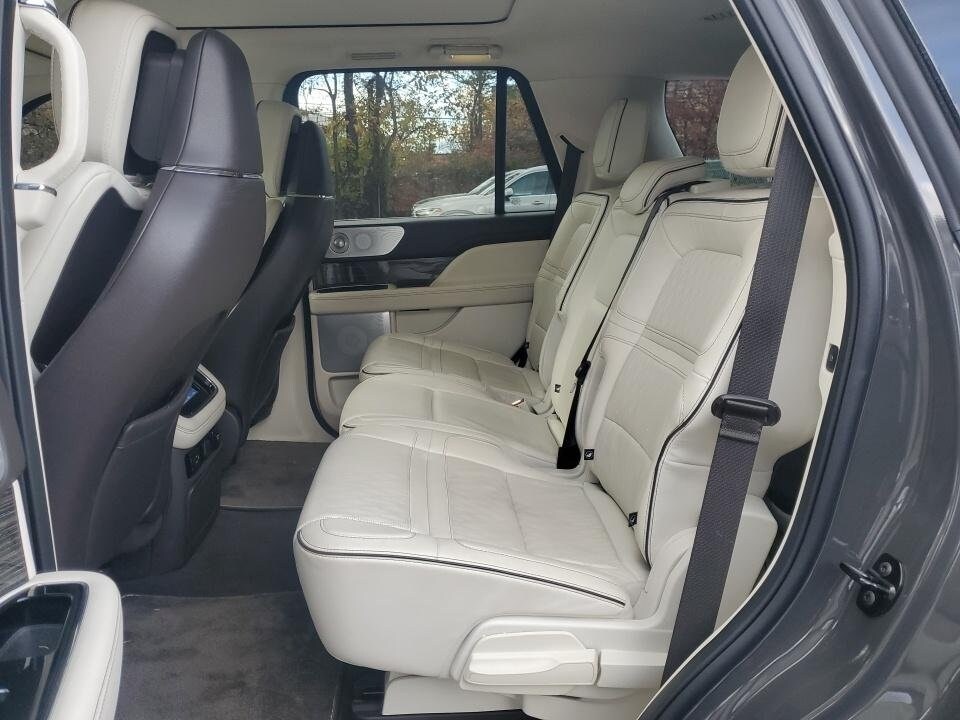 2022 Lincoln Navigator Black Label photo 2