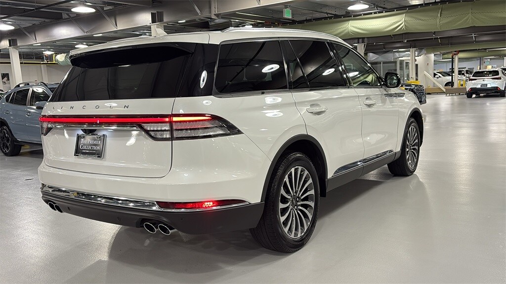 2022 Lincoln Aviator Standard photo 2