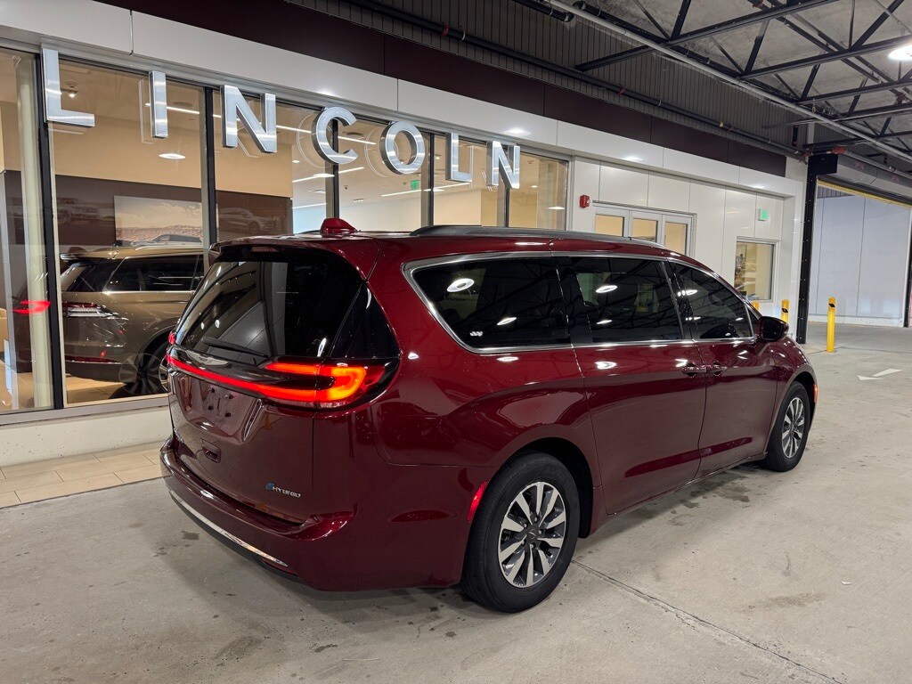 2022 Chrysler Pacifica Hybrid Touring L photo 3