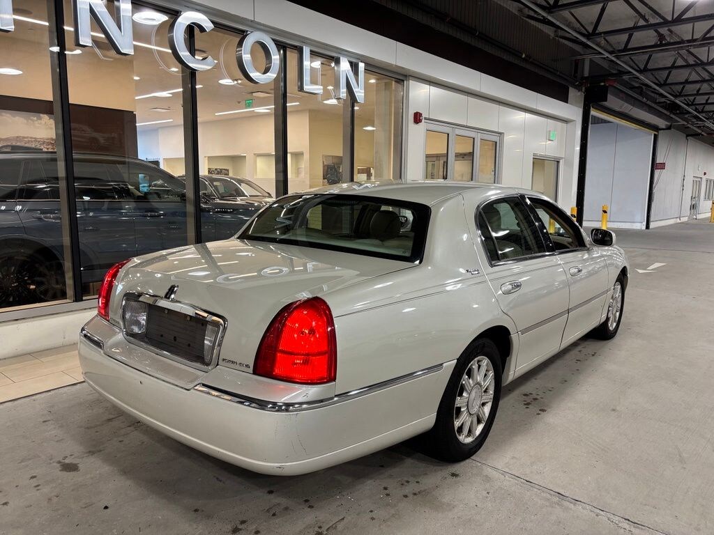 Used 2006 Lincoln Town Car Signature Sedan