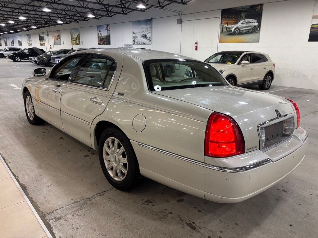 Used 2006 Lincoln Town Car Signature Sedan
