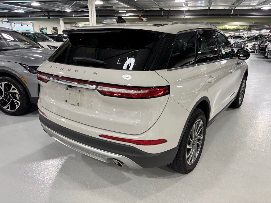 2022 Lincoln Corsair Standard photo 2