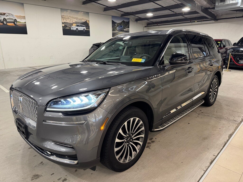 2022 Lincoln Aviator Standard photo 2