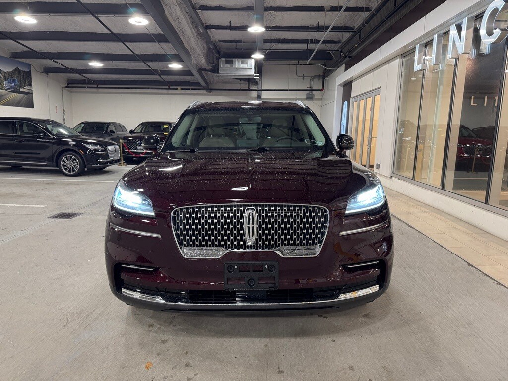 2022 Lincoln Aviator Standard photo 2