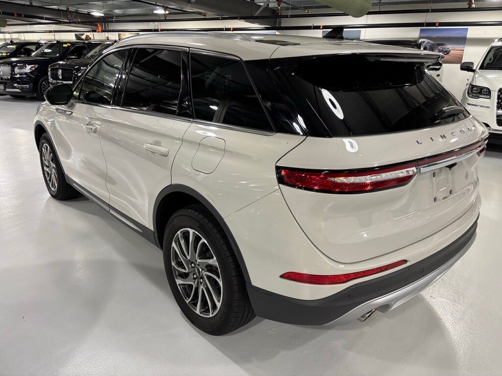 2022 Lincoln Corsair Standard photo 3