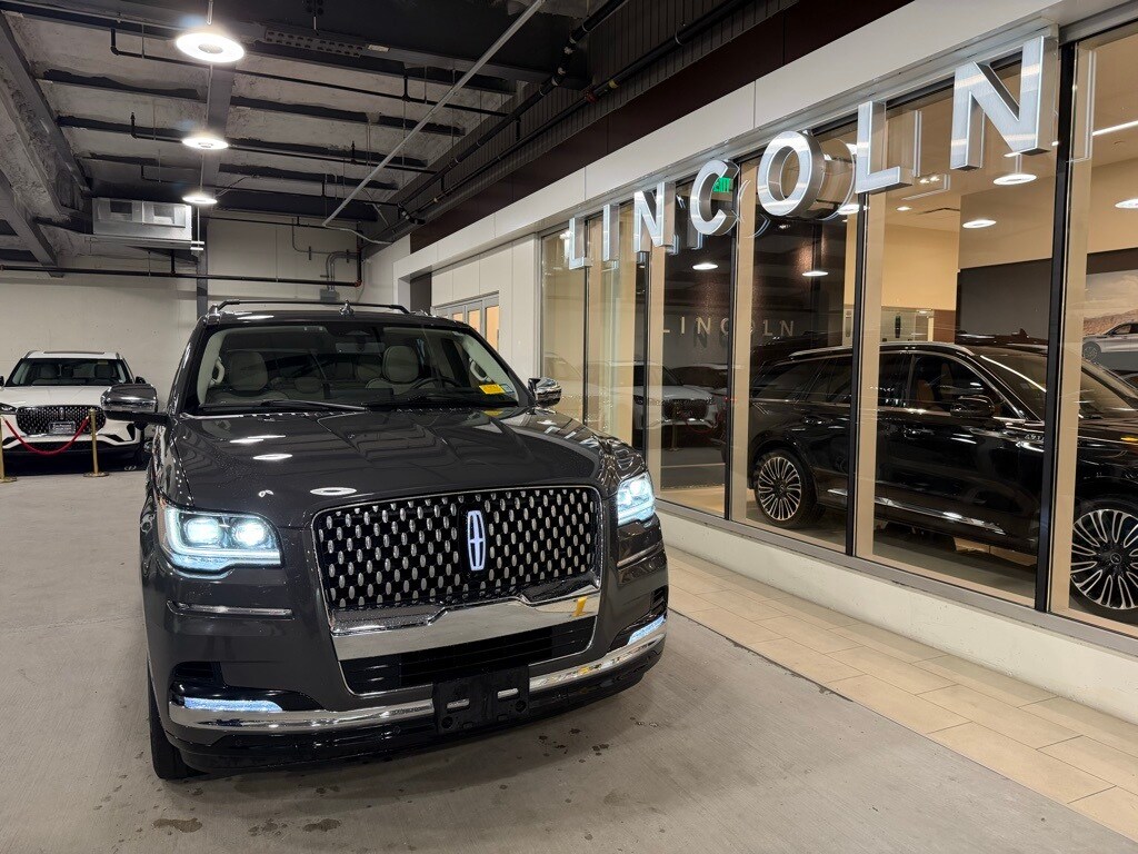 2022 Lincoln Navigator Black Label photo 2