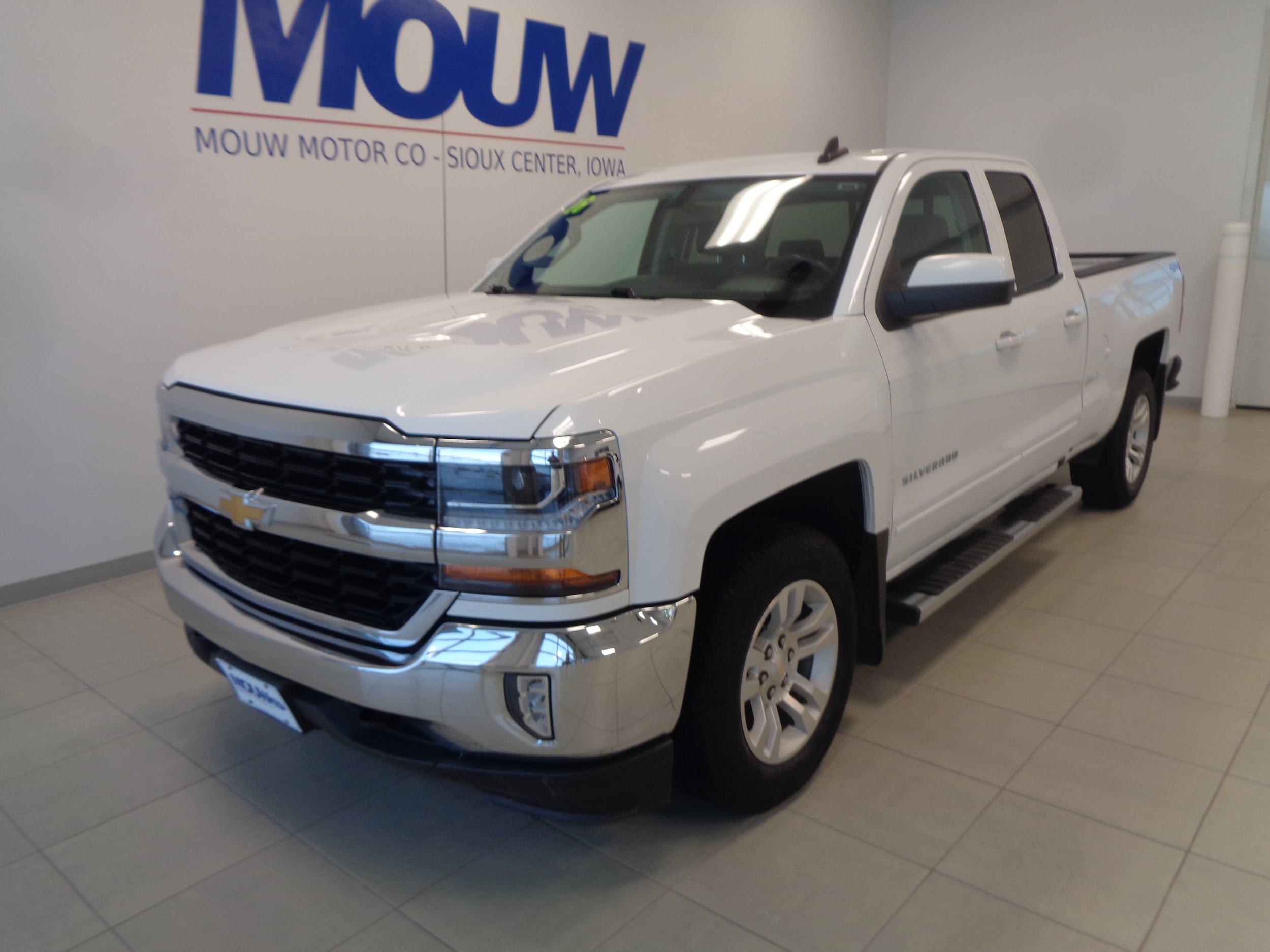 Used 2016 Chevrolet Silverado 1500 LT with VIN 1GCVKREC2GZ332163 for sale in Sioux Center, IA