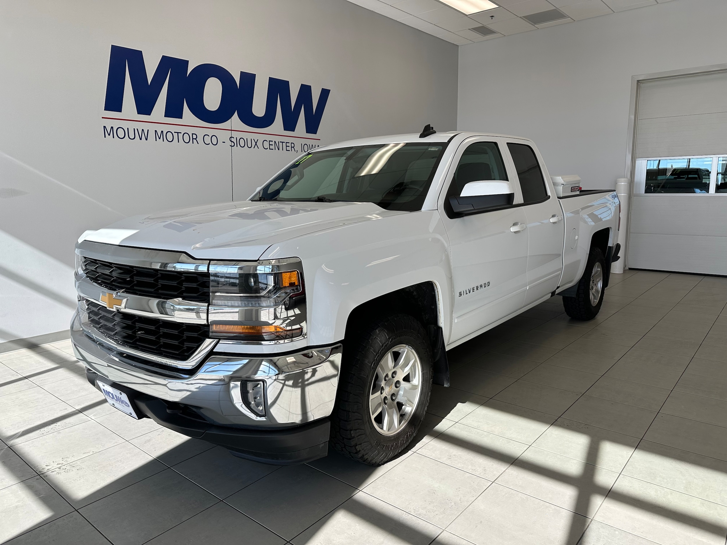 Used 2017 Chevrolet Silverado 1500 LT with VIN 1GCVKREC0HZ364949 for sale in Sioux Center, IA