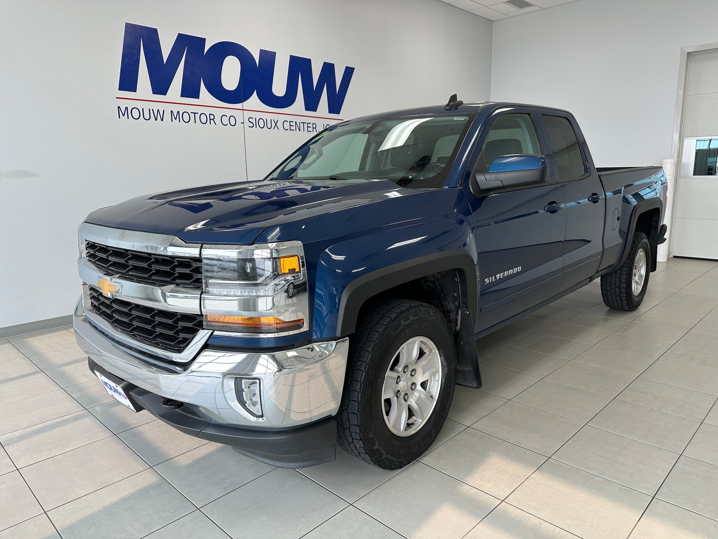 Used 2017 Chevrolet Silverado 1500 LT with VIN 1GCVKREC3HZ298672 for sale in Sioux Center, IA