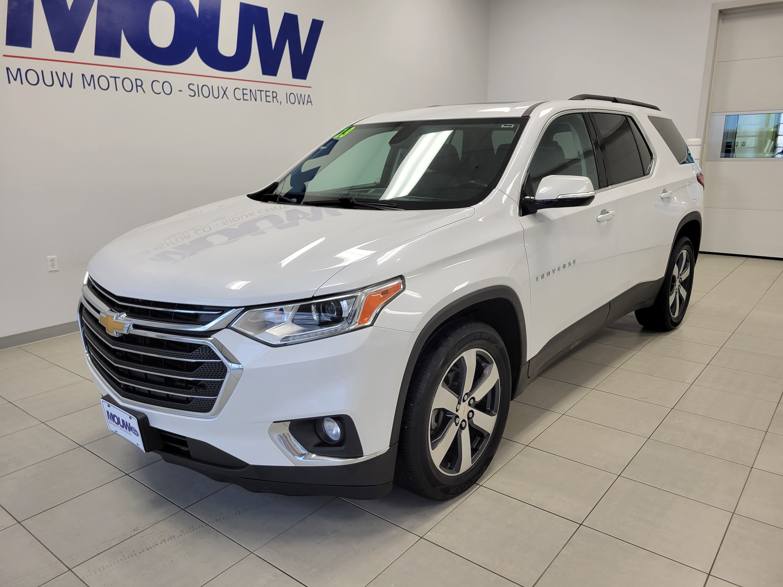 Used 2019 Chevrolet Traverse 3LT with VIN 1GNEVHKW9KJ273093 for sale in Sioux Center, IA
