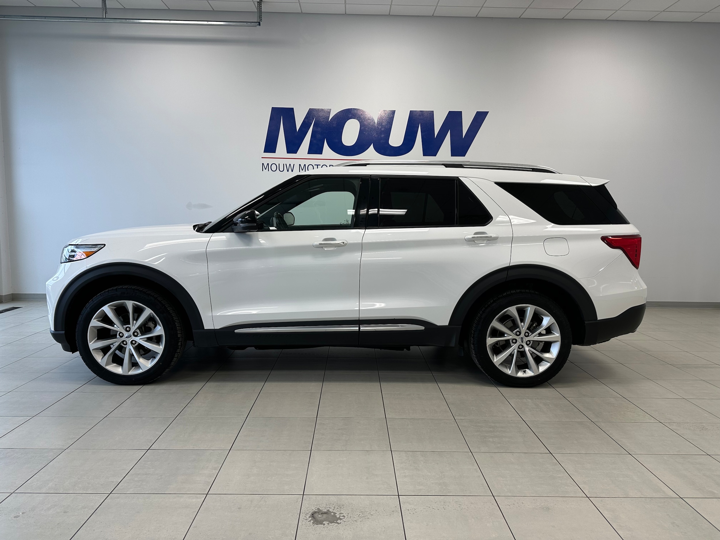 2022 Ford Explorer Platinum's photo