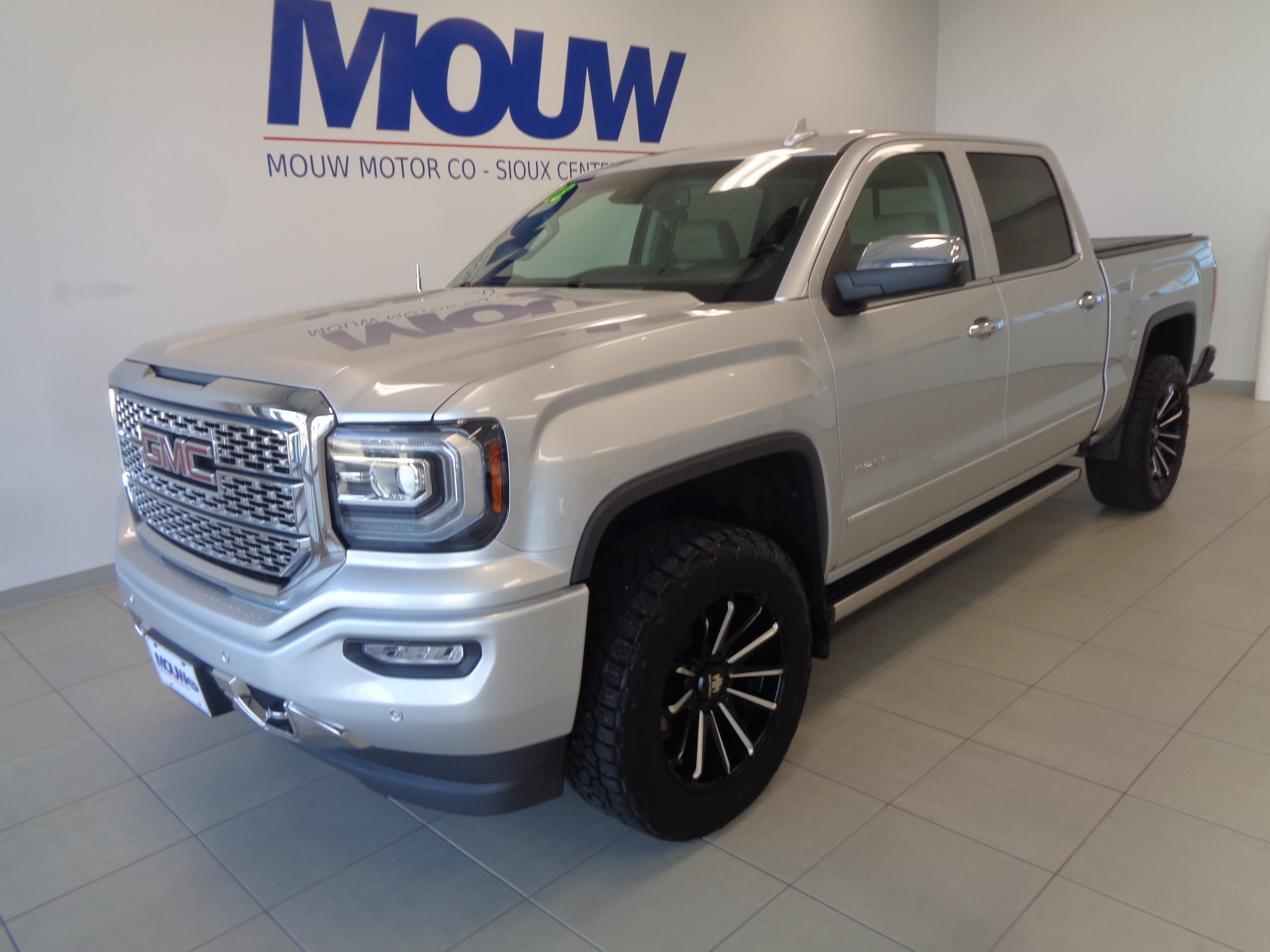 Used 2018 GMC Sierra 1500 Denali Denali with VIN 3GTU2PEJ3JG483924 for sale in Sioux Center, IA