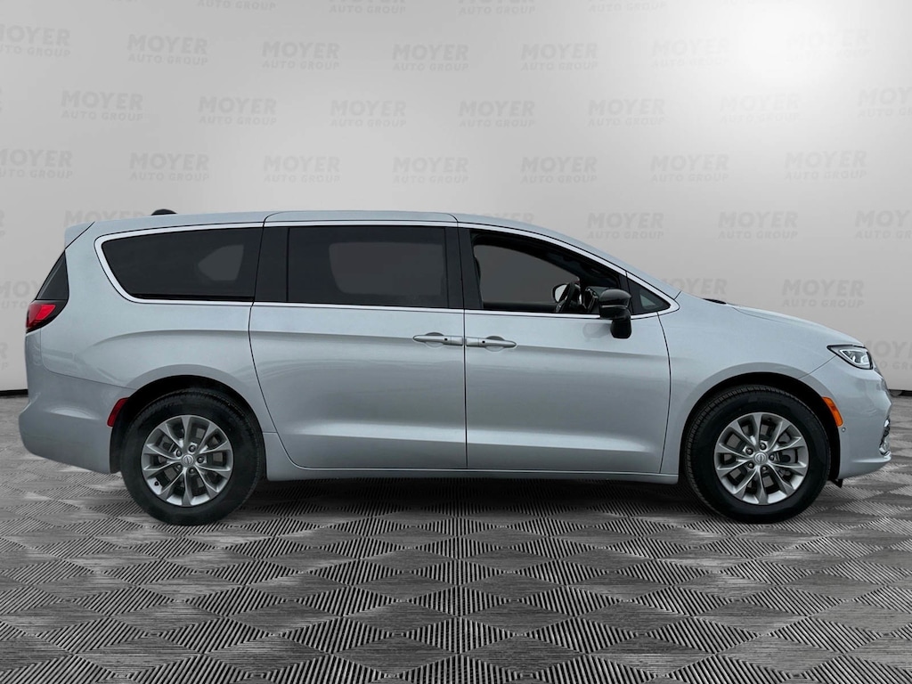 New 2026 Chrysler Pacifica SELECT AWD Passenger Van