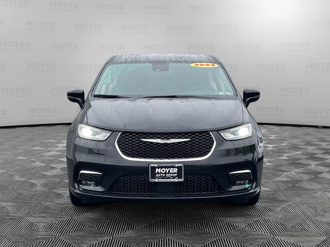 2023 Chrysler Pacifica Touring L photo 3