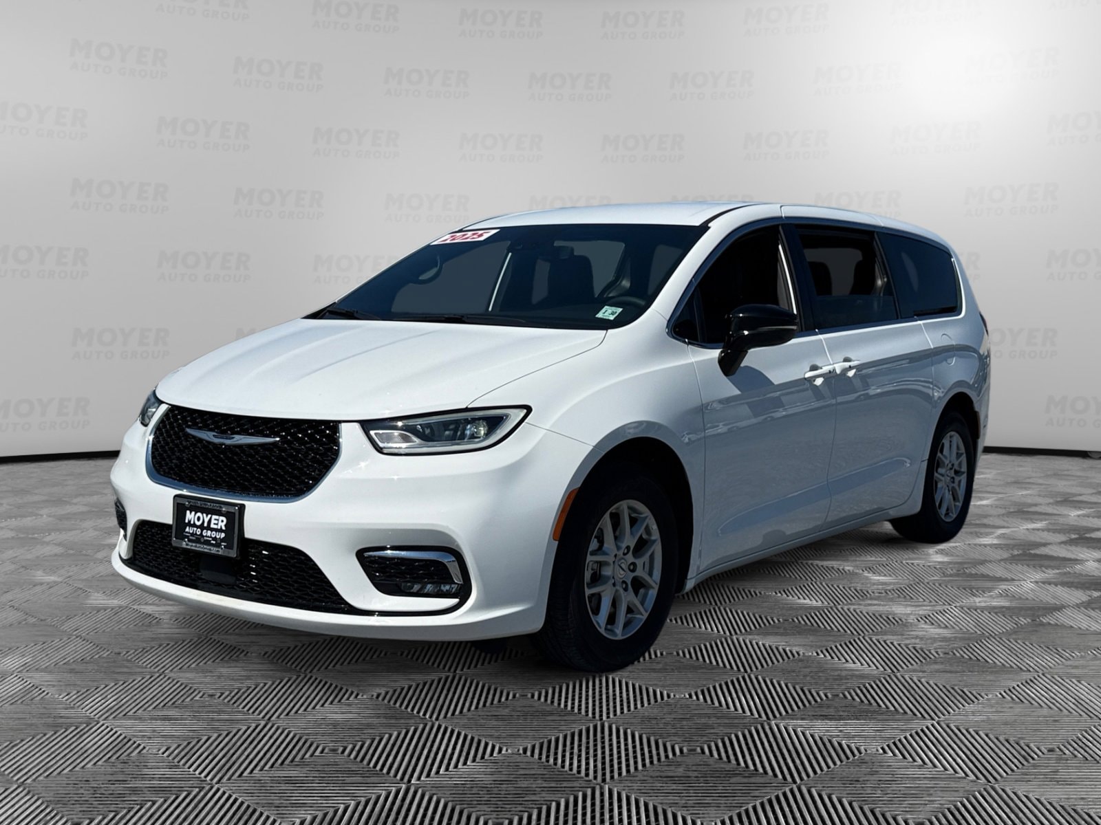 2025 Chrysler Pacifica Select's photo