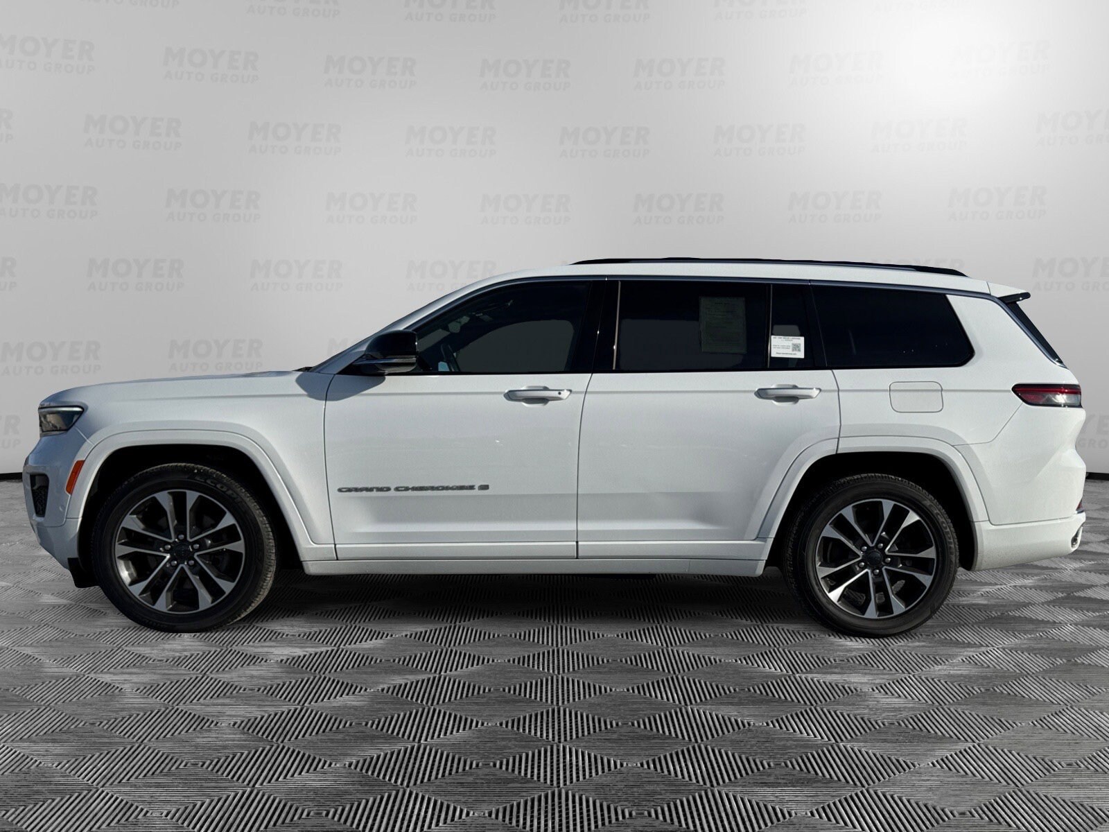 2021 Jeep Grand Cherokee Overland photo 2