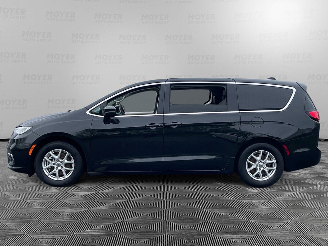 2023 Chrysler Pacifica Touring L photo 2