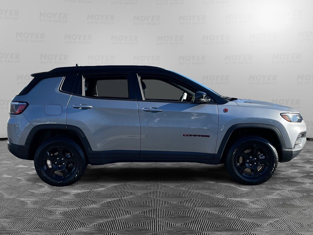 2024 Jeep Compass Trailhawk photo 2