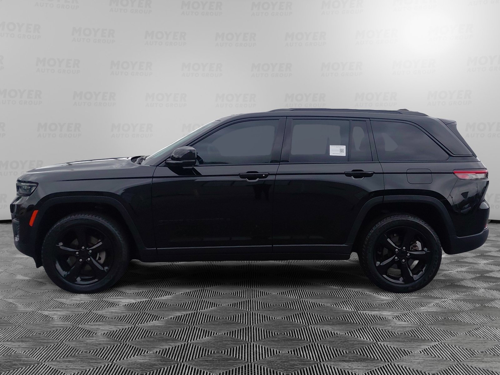 Used 2023 Jeep Grand Cherokee Laredo SUV