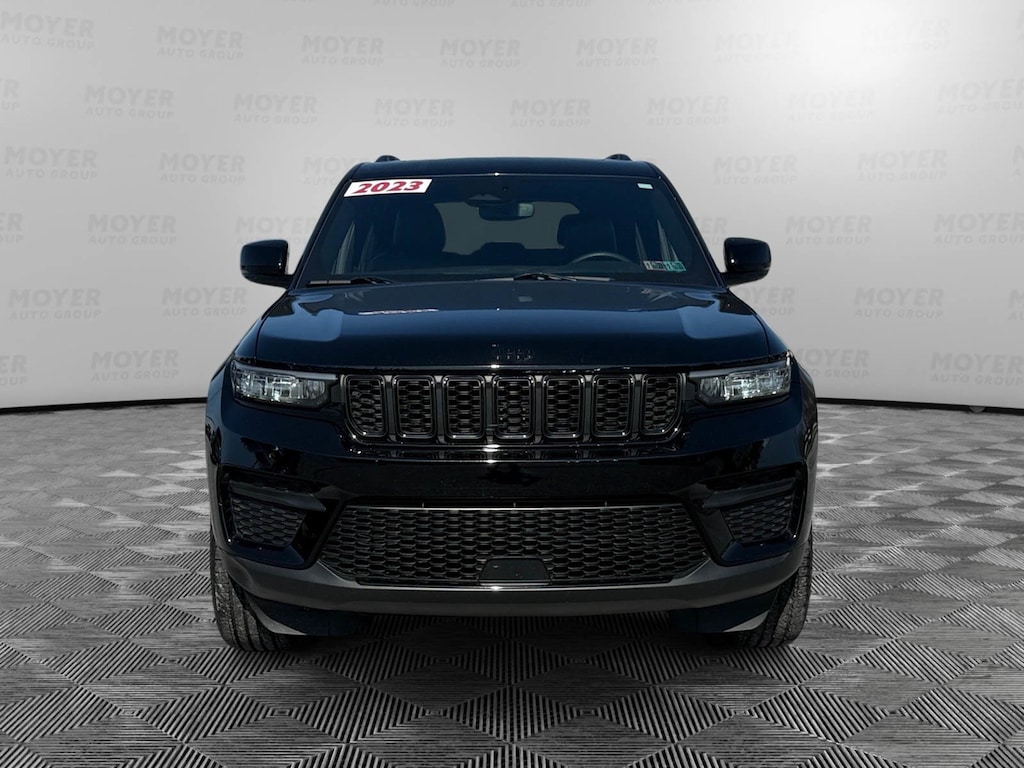 Used 2023 Jeep Grand Cherokee Laredo SUV