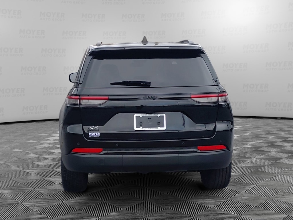 Used 2023 Jeep Grand Cherokee Laredo SUV