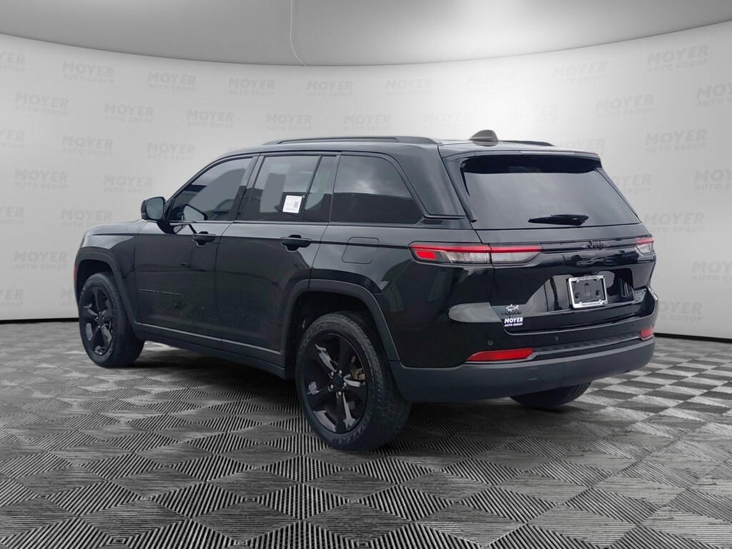 Used 2023 Jeep Grand Cherokee Laredo SUV