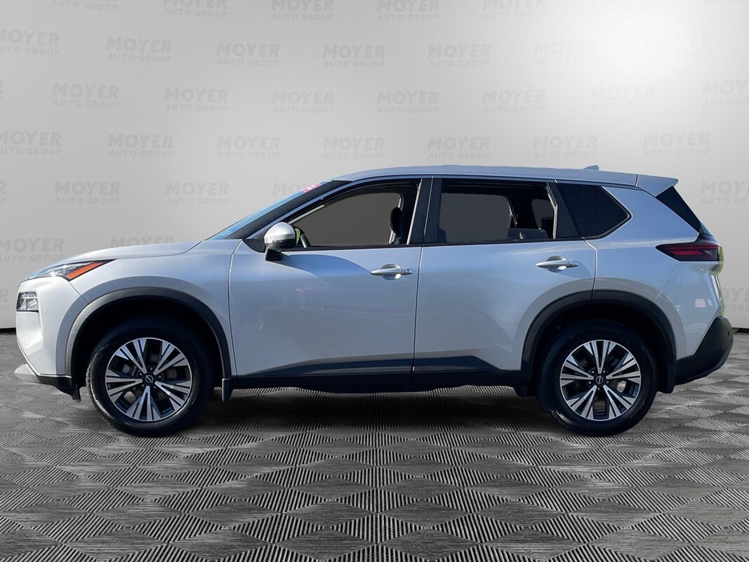 2022 Nissan Rogue SV photo 2