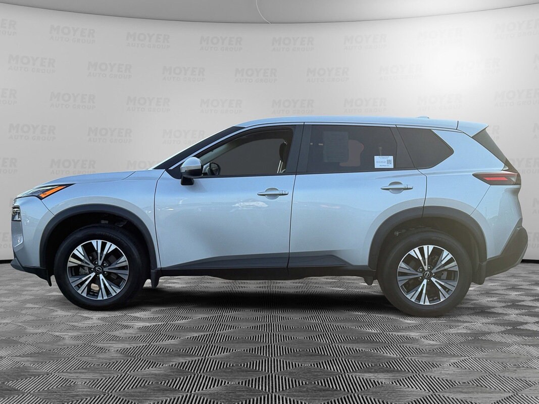 2022 Nissan Rogue SV photo 2