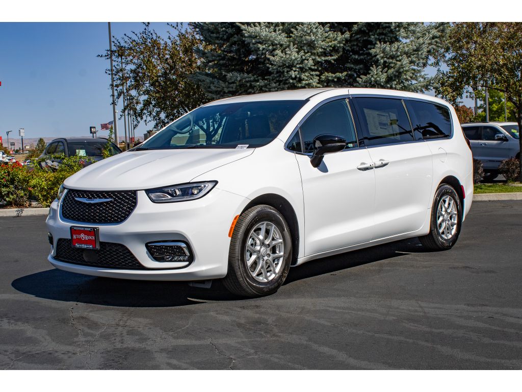 2026 Chrysler Pacifica photo 3