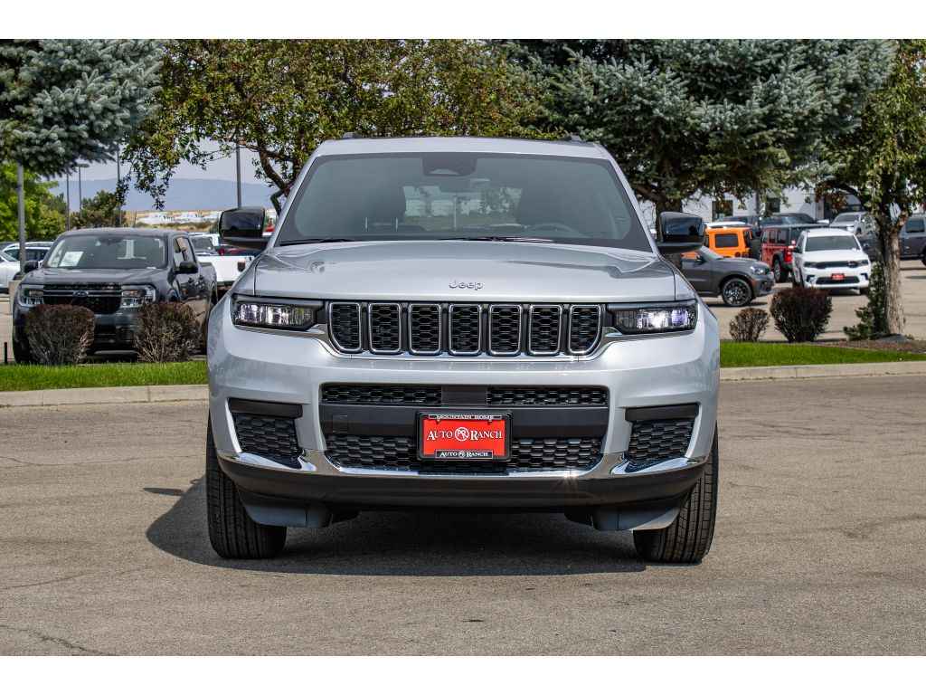 2025 Jeep Grand Cherokee Laredo X photo 2