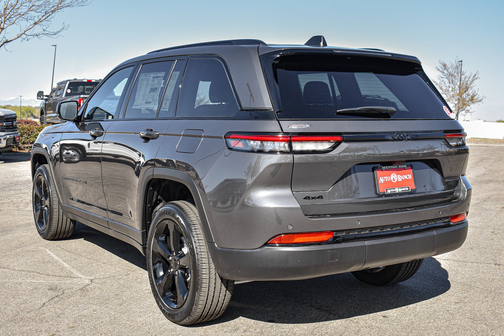 2025 Jeep Grand Cherokee Laredo photo 3