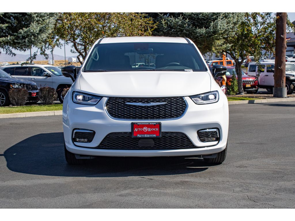 2026 Chrysler Pacifica photo 2