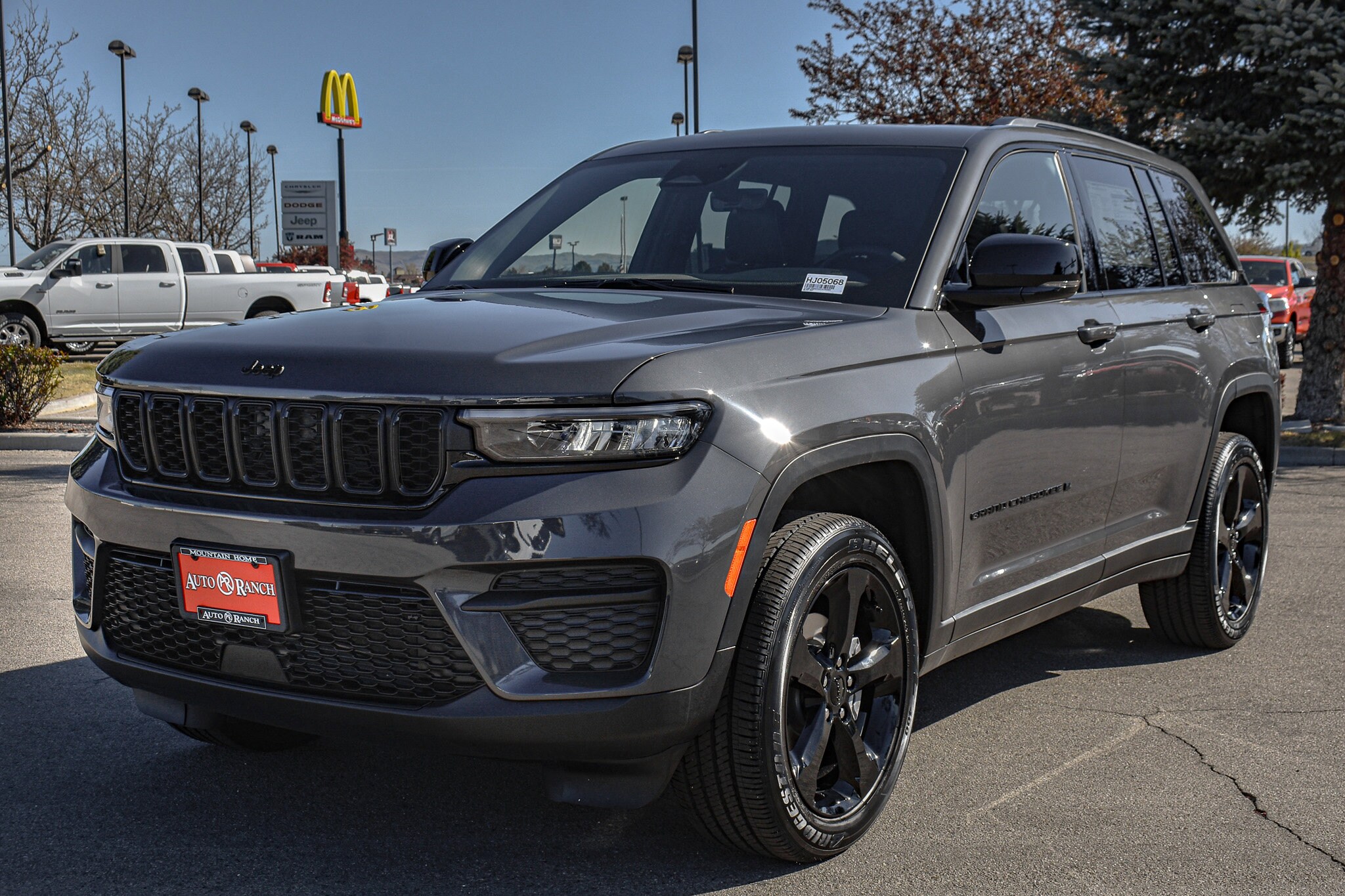 2025 Jeep Grand Cherokee Laredo photo 2