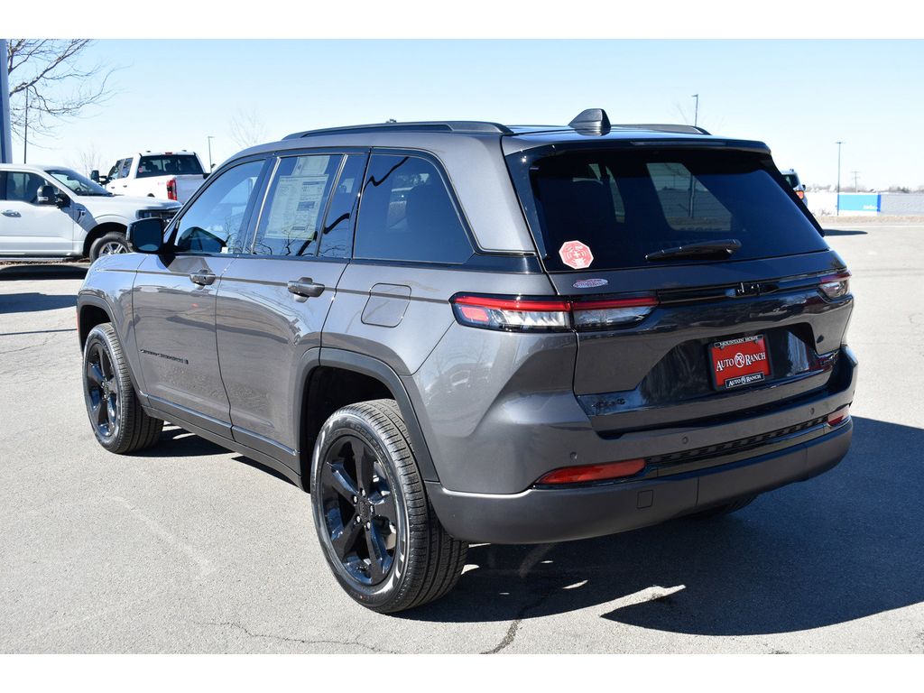 2025 Jeep Grand Cherokee Limited photo 4