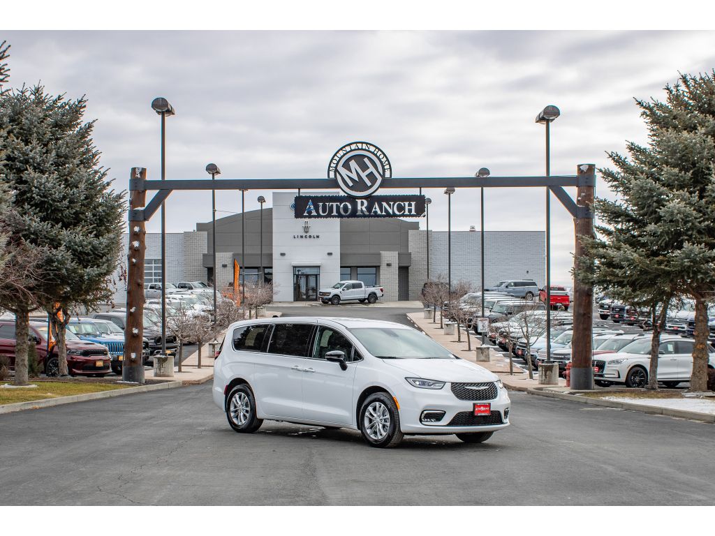 2026 Chrysler Pacifica Select's photo