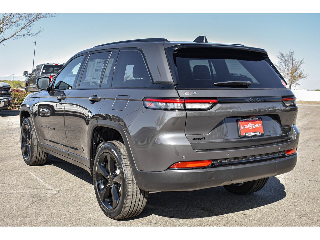 2025 Jeep Grand Cherokee Laredo photo 3