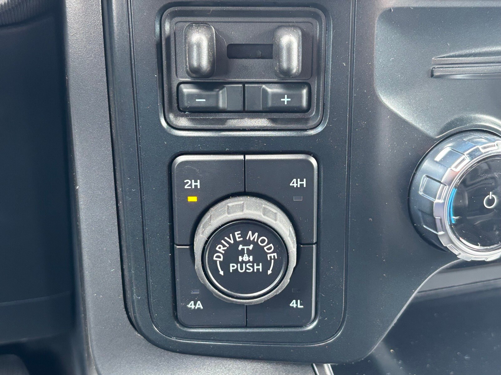 2025 Ford F-150 Lariat photo 4