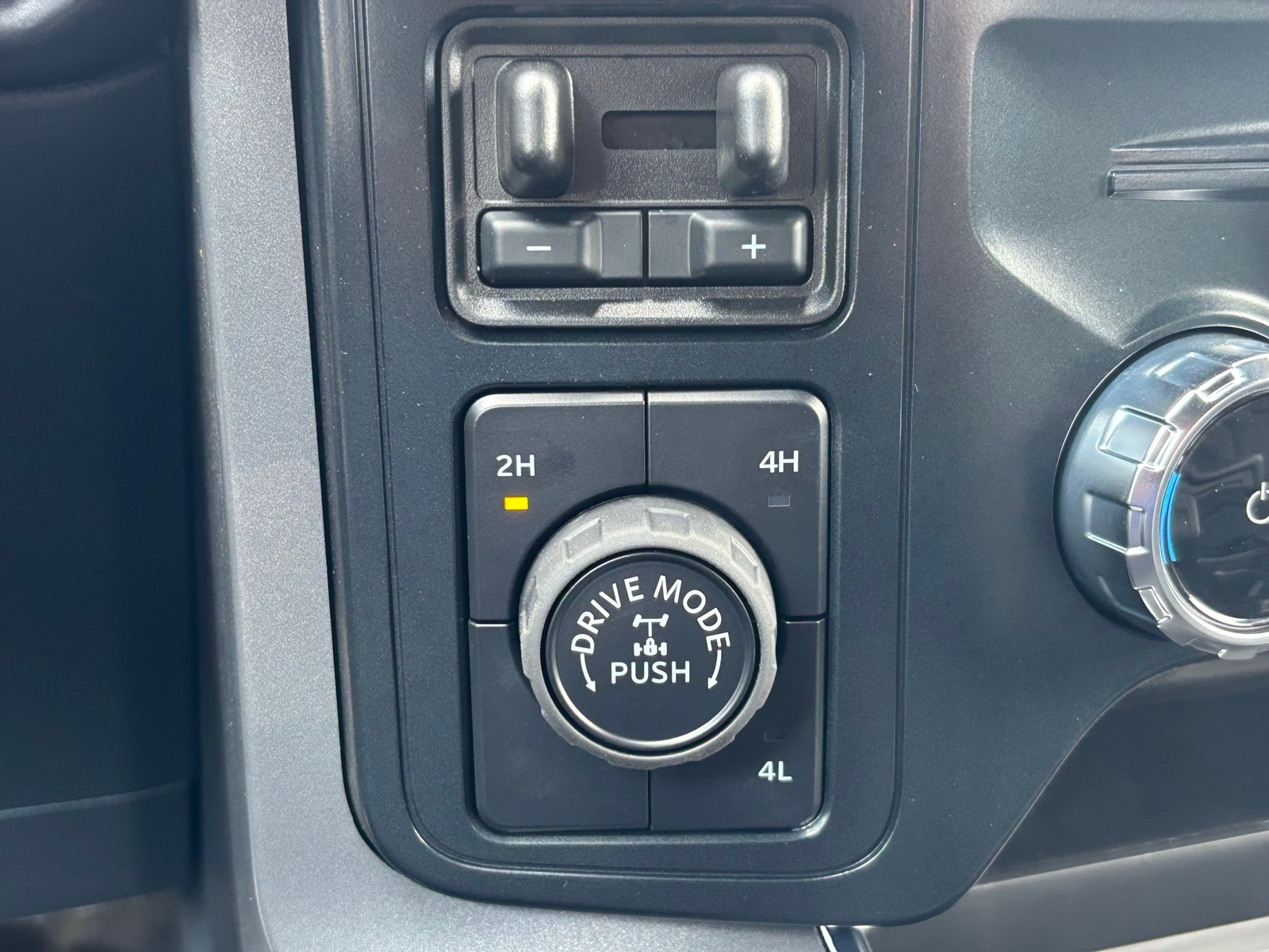 2025 Ford F-150 XLT photo 4