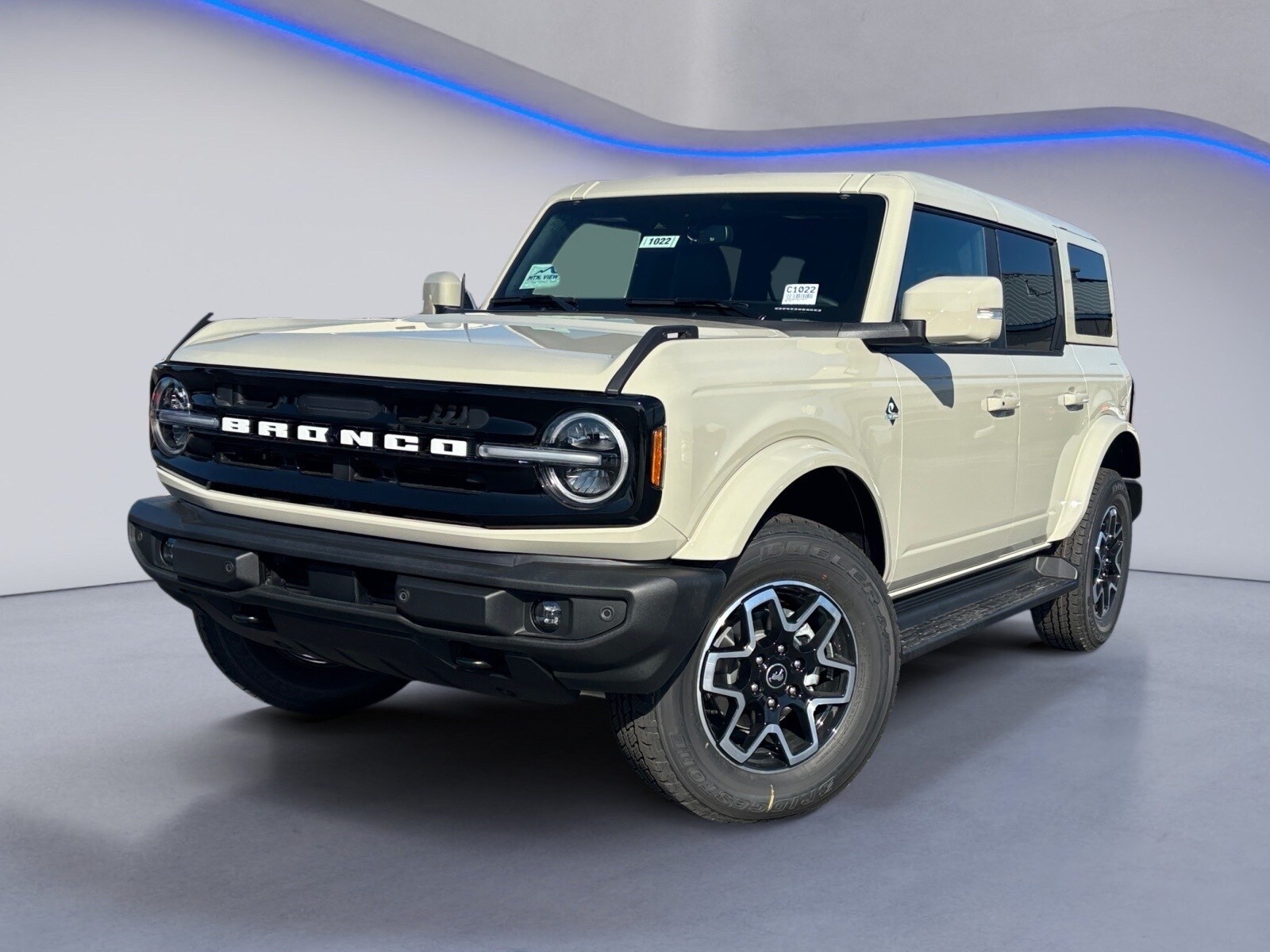 2025 Ford Bronco Outer Banks photo 2