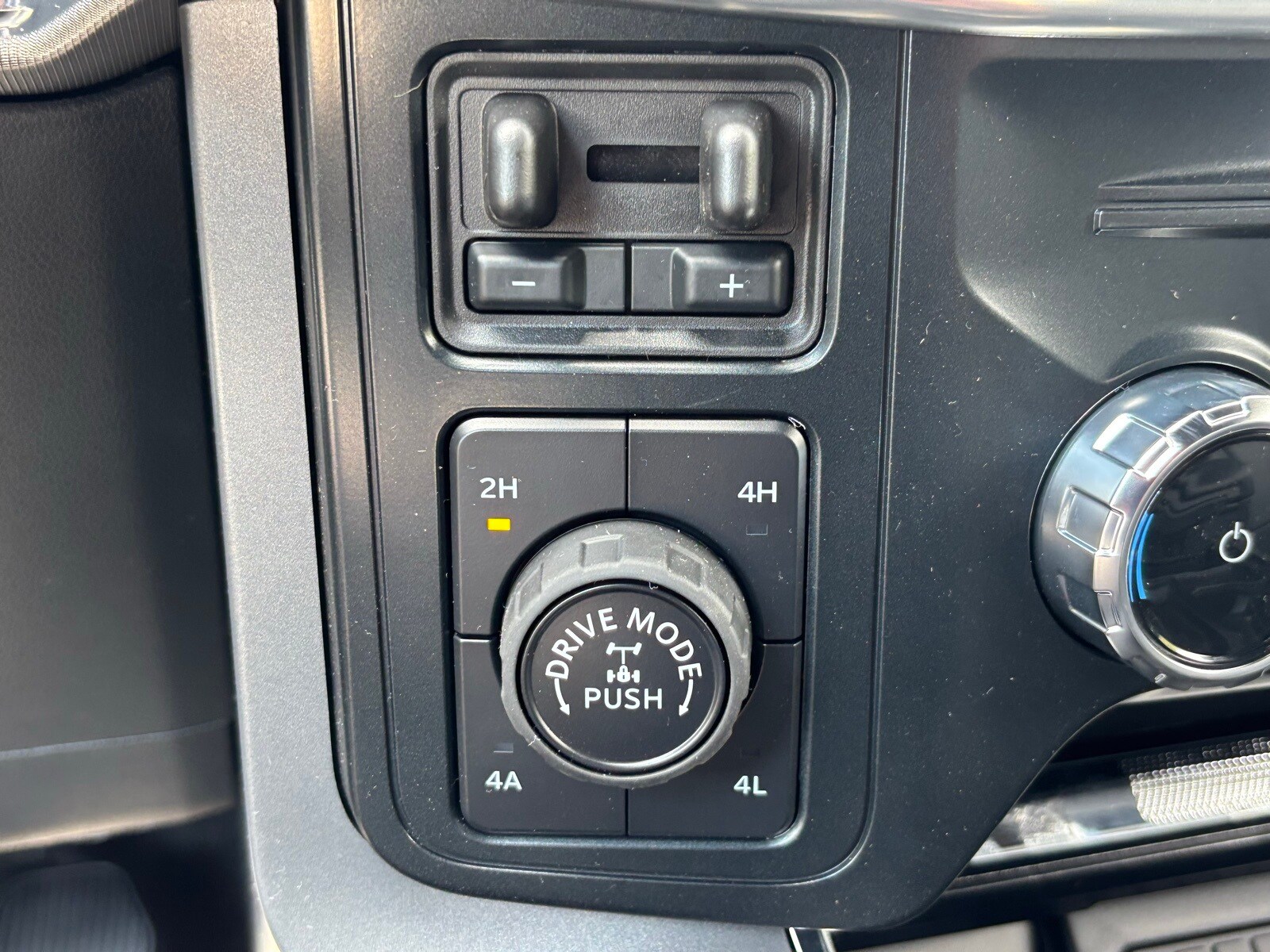 2025 Ford F-150 Lariat photo 4