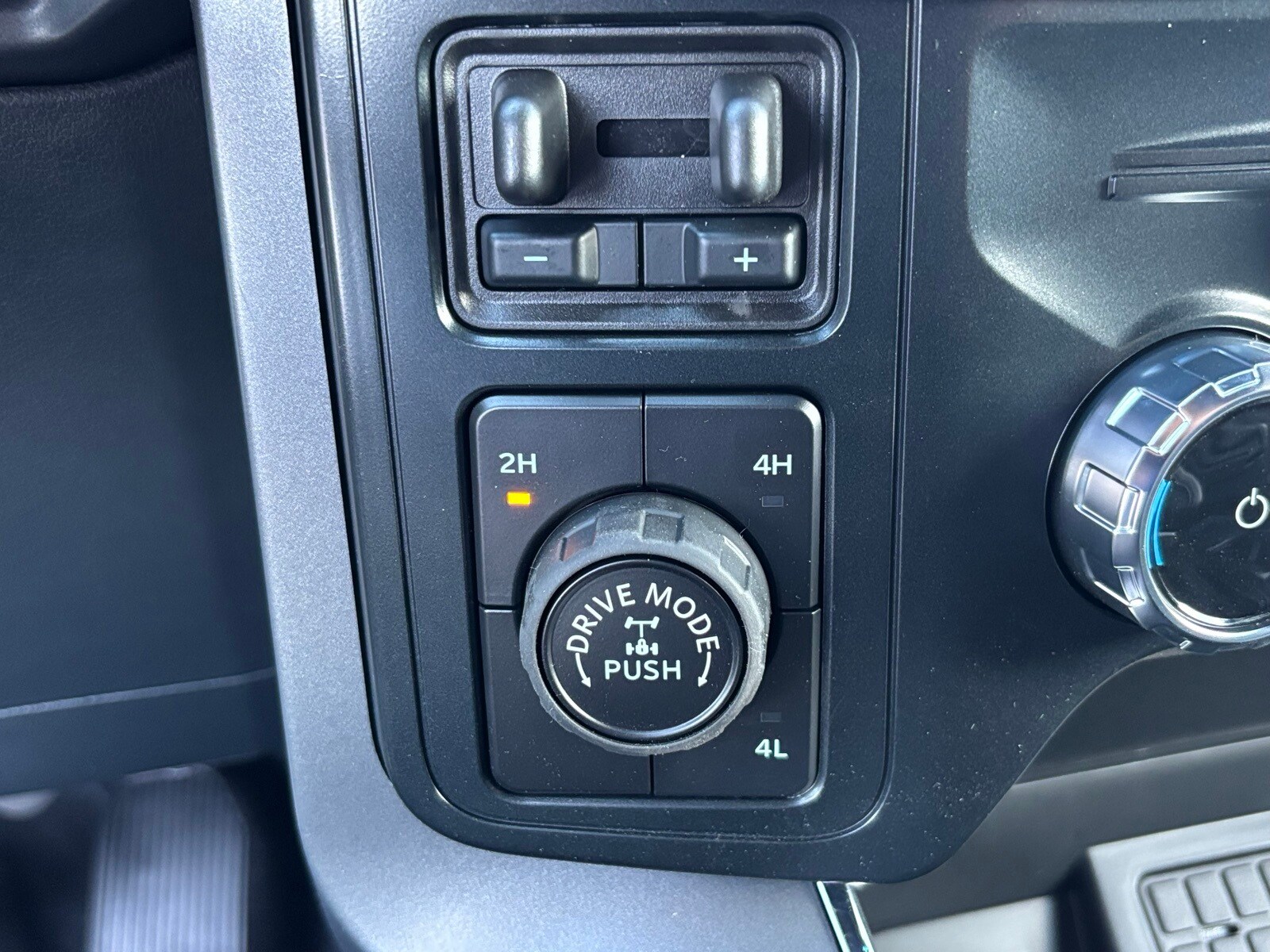 2025 Ford F-150 XLT photo 4